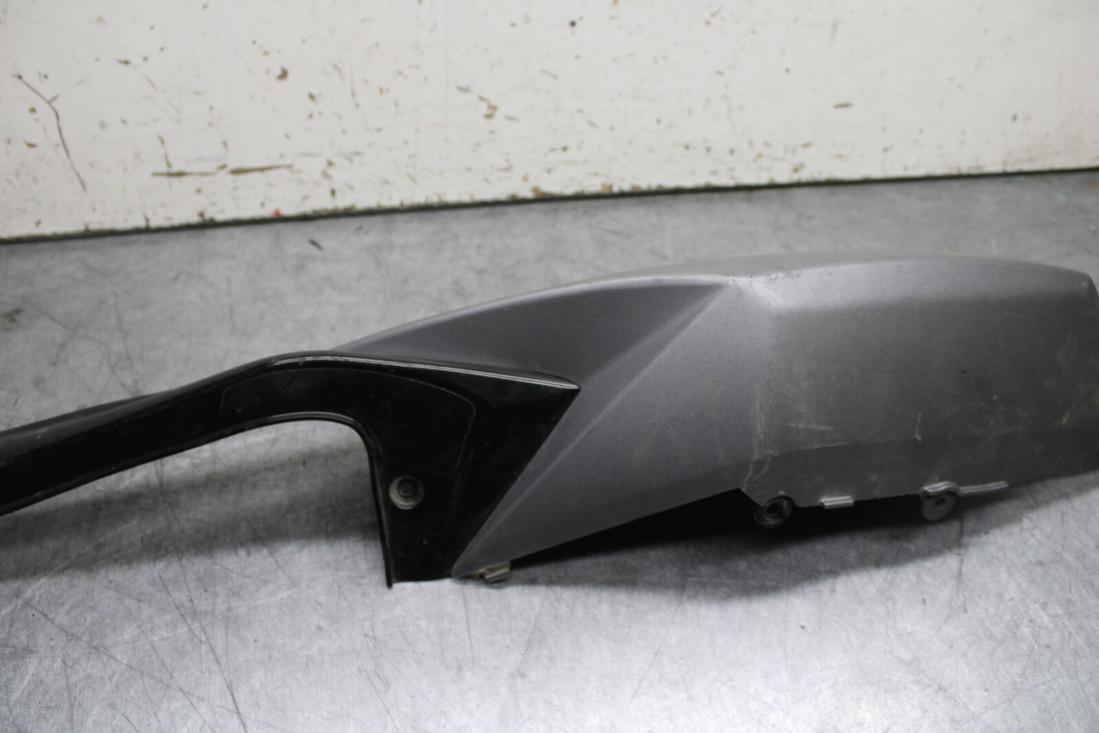 08-10 SUZUKI GSXR 600  RIGHT REAR BACK TAIL FAIRING COWL SHROUD BB101