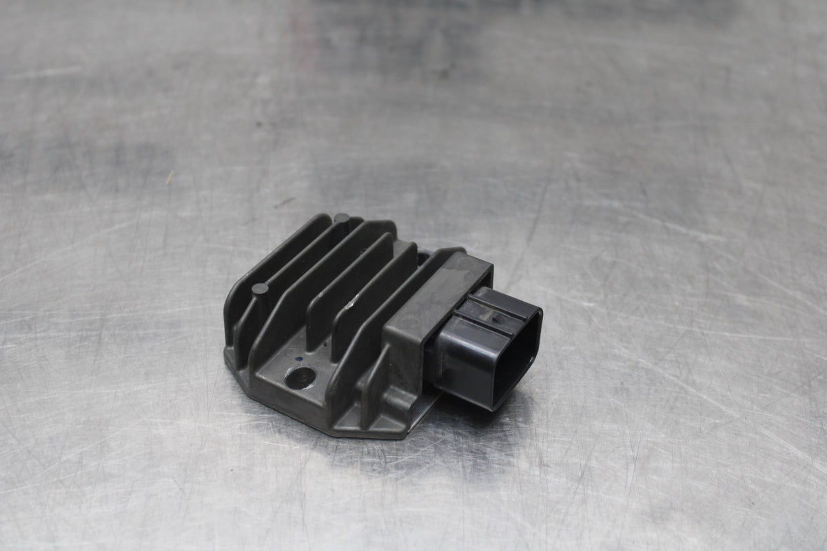18 YAMAHA YZF R1  RECTIFIER VOLTAGE REGULATOR BB838