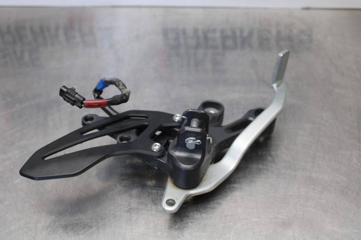 22-25 YAMAHA YZF R7 RIGHT REARSET REAR SET DRIVER FOOT PEG REST STOP BB182