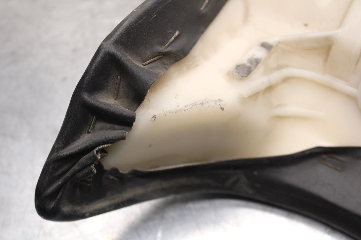 03-05 YAMAHA YZF R6 FRONT DRIVERS SEAT PAD SADDLE PILLION 5SL-24710-00-00 BB95
