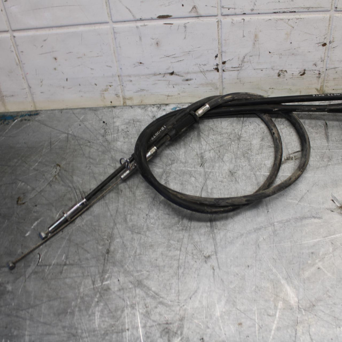 18 KAWASAKI Z 400 THROTTLE CABLES LINES BB469