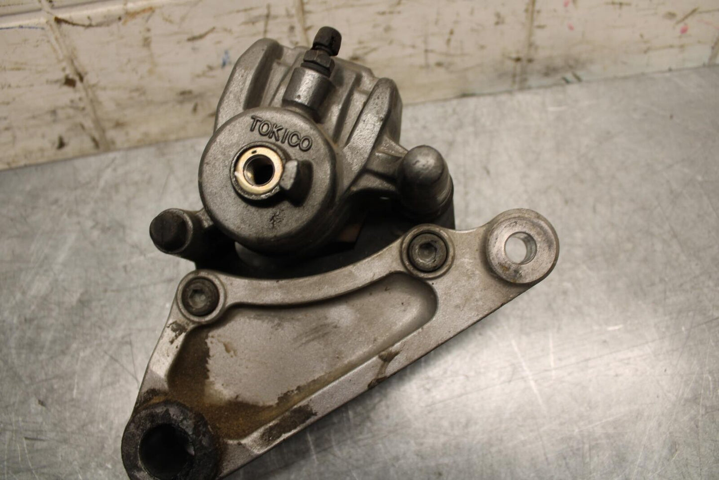 2001 Kawasaki Ninja ZX6 ZX600E REAR BACK BRAKE CALIPER W MOUNT BRACKET BB547