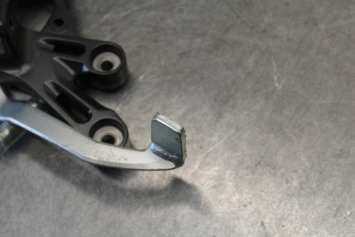 22-23 YAMAHA YZF R7 RIGHT REARSET REAR SET DRIVER FOOT PEG REST STOP BB583