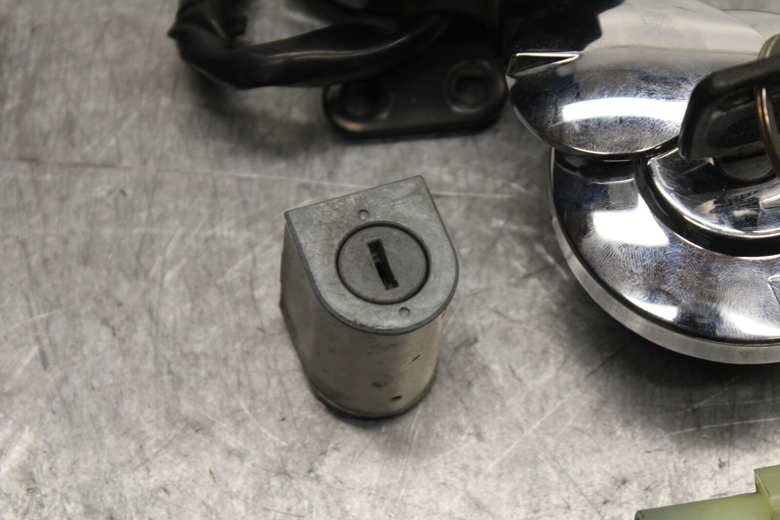 10-13 HONDA SHADOW RS 750 VT750RS IGNITION LOCK KEY SET W/ GAS CAP BB718