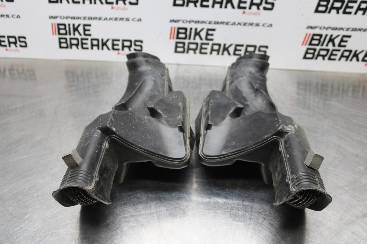 06-07 SUZUKI GSXR 600 RIGHT LEFT AIR INTAKE DUCTS BB178