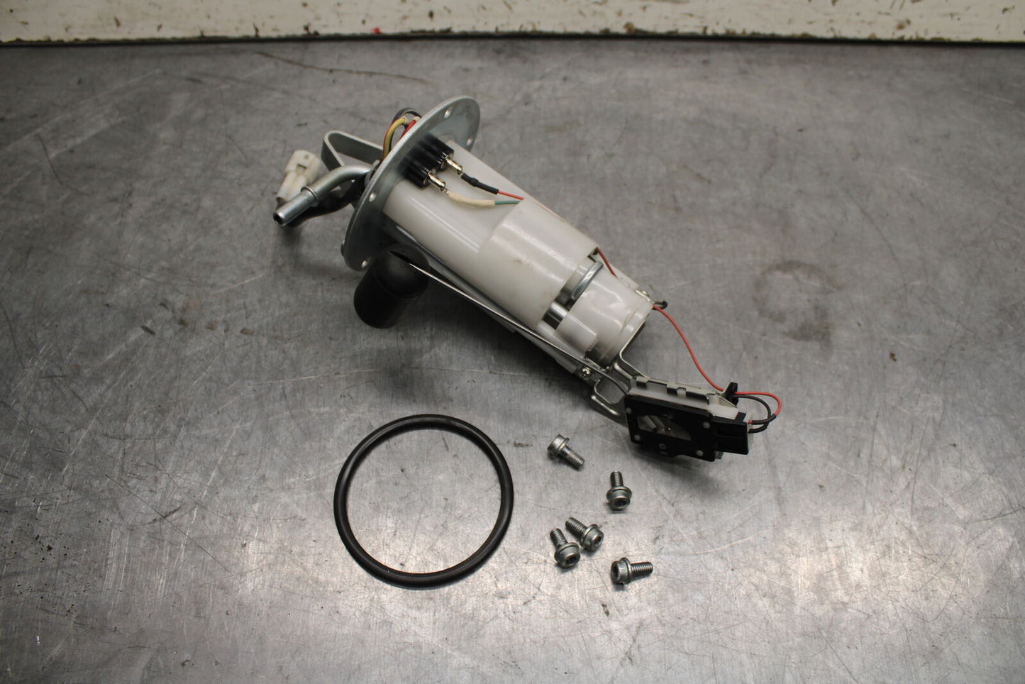 11-24 SUZUKI GSXR750 FUEL PUMP GAS PETROL SENDER UNIT 15100-14J01 BB714