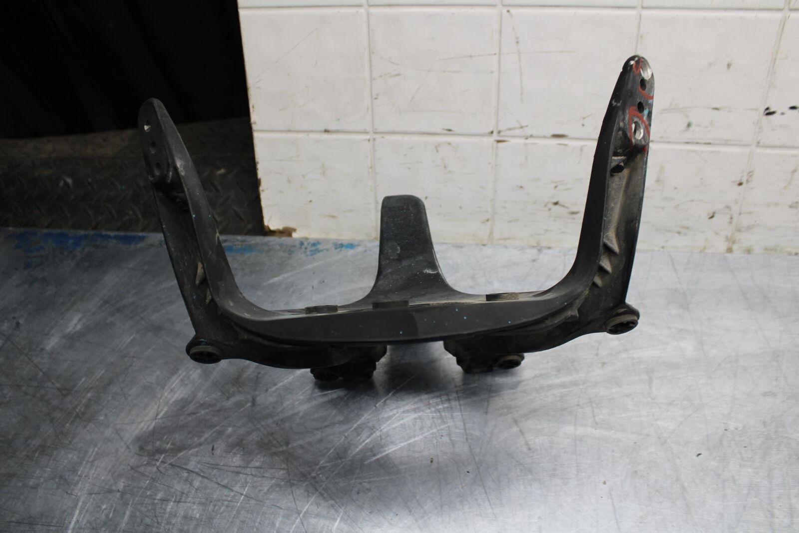03-04 YAMAHA YZF R6  UPPER FAIRING MIRROR GAUGES STAY BRACKET BB481