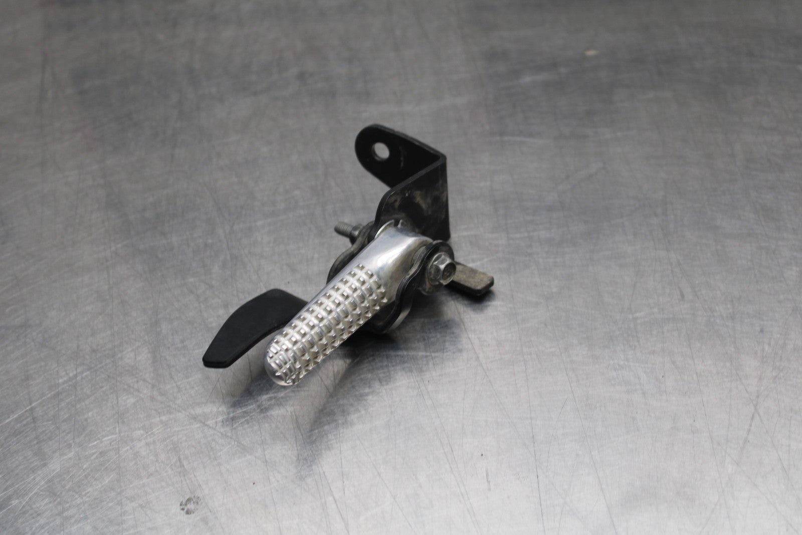 22-25 YAMAHA YZF R7 RIGHT REAR BACK PASSENGER PEG BB769