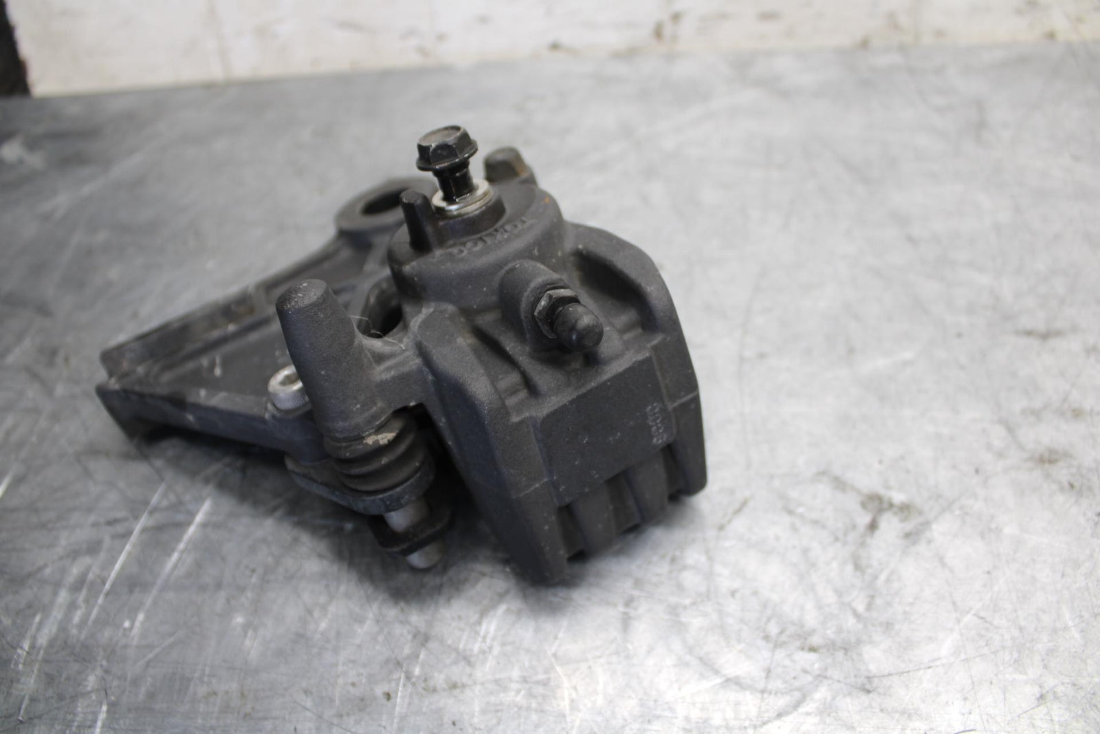 2008 Kawasaki Ninja ZX10R ZX1000E REAR BACK BRAKE CALIPER W MOUNT BRACKET BB524