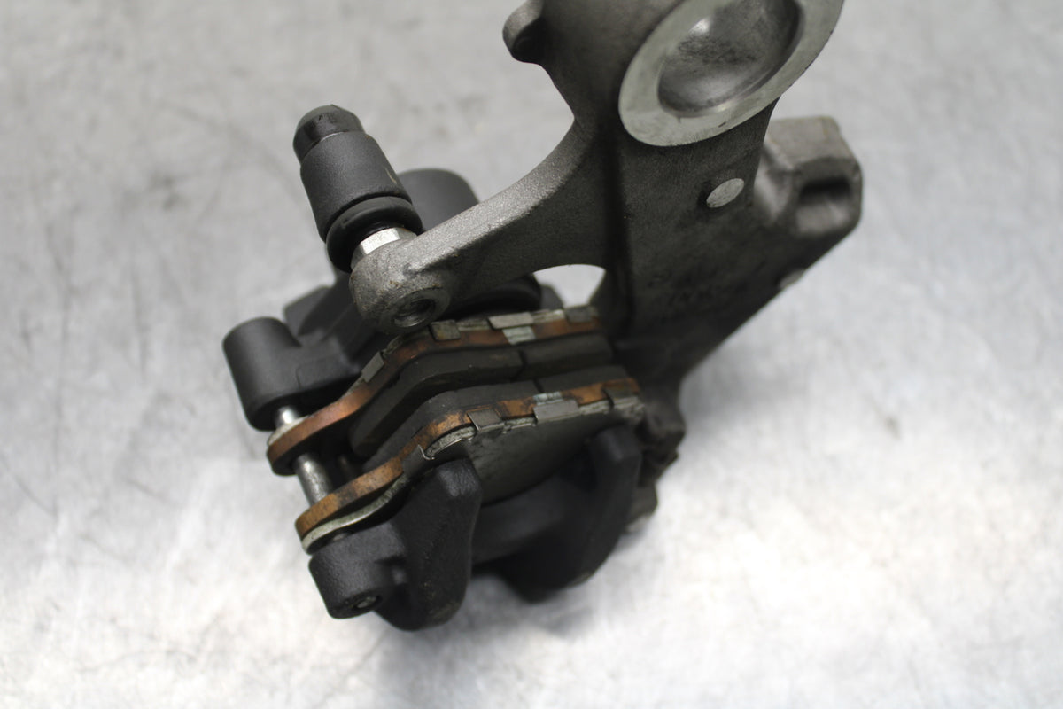 13 SUZUKI GSXR750 REAR BACK BRAKE CALIPER W MOUNT BRACKET BB110