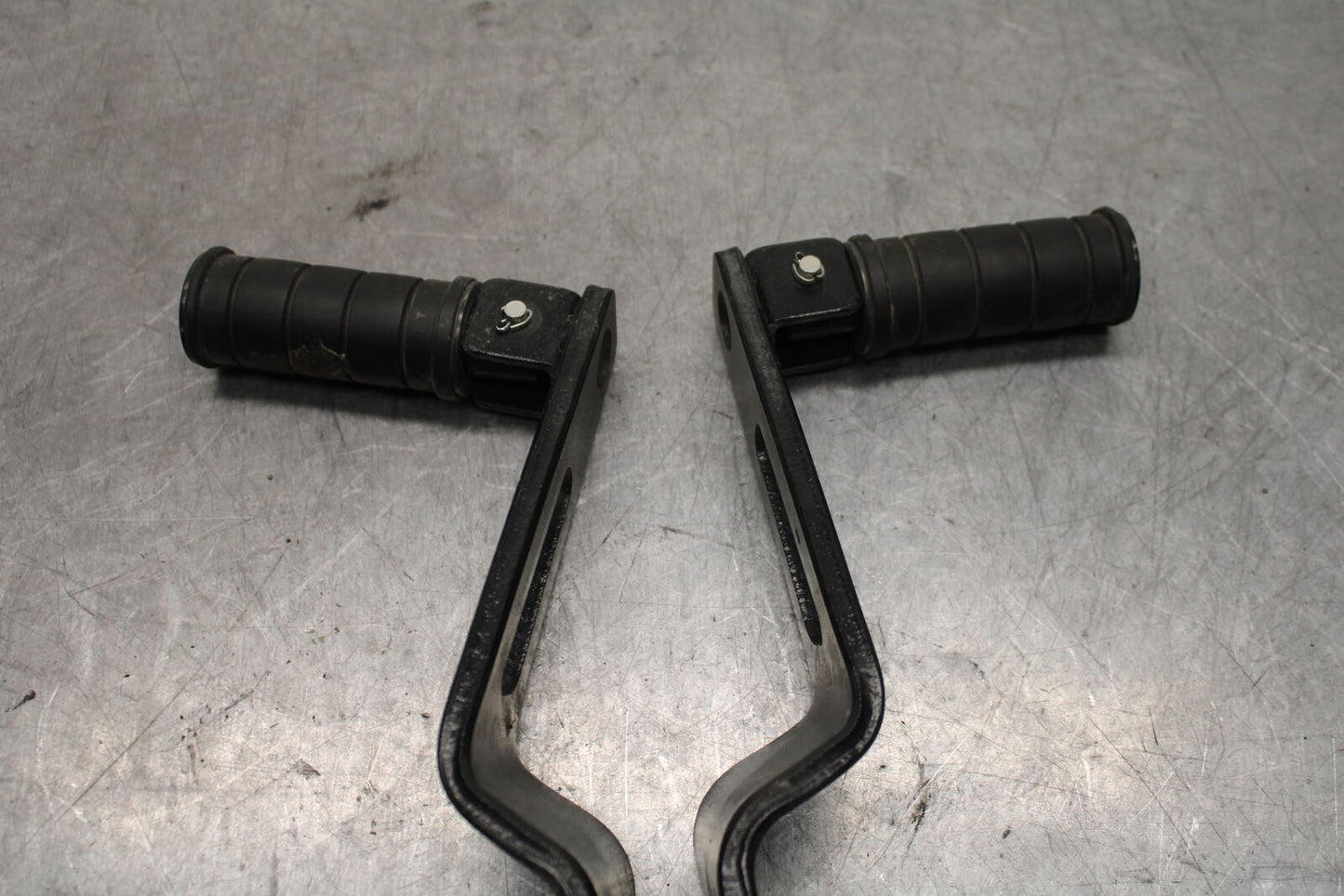17-24 YAMAHA BOLT XVS950 REAR PASSENGER FOOT STEP PEG BB729