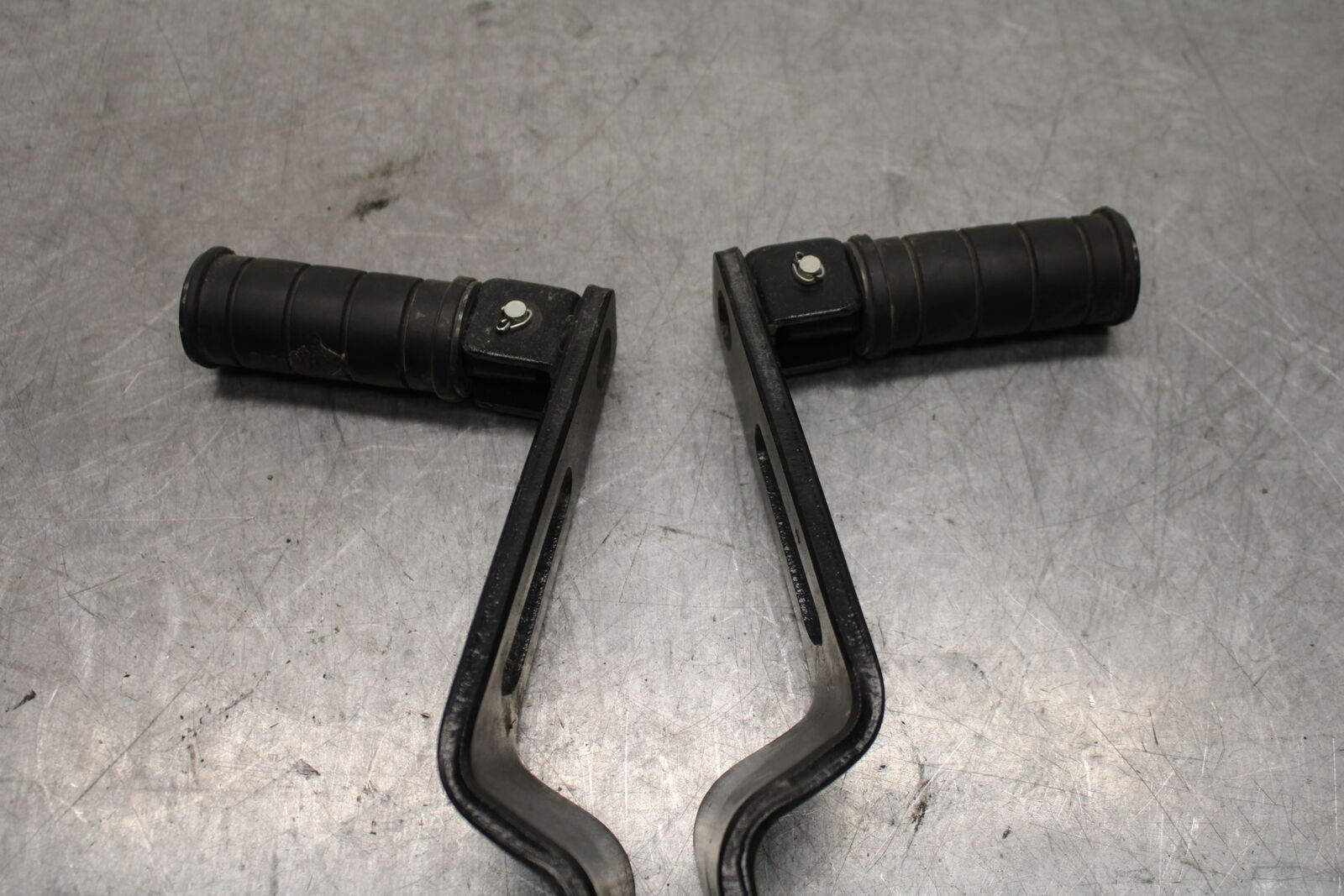 17-24 YAMAHA BOLT XVS950 REAR PASSENGER FOOT STEP PEG BB729