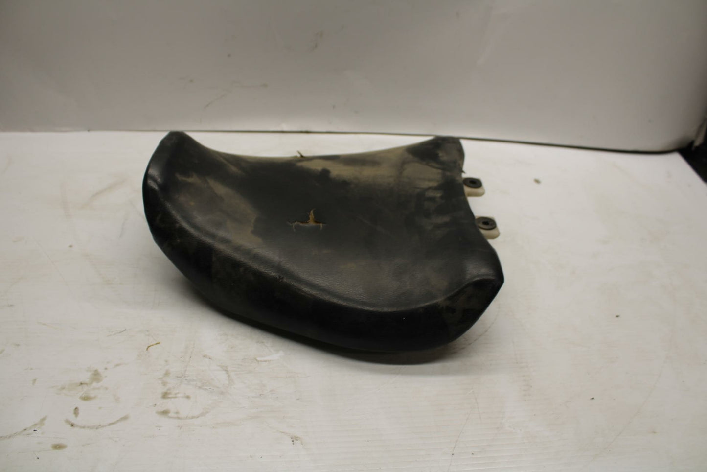 93-96 SUZUKI GSXR750W FRONT DRIVERS SEAT  SADDLE PILLION 45100-17E00-58R BB266