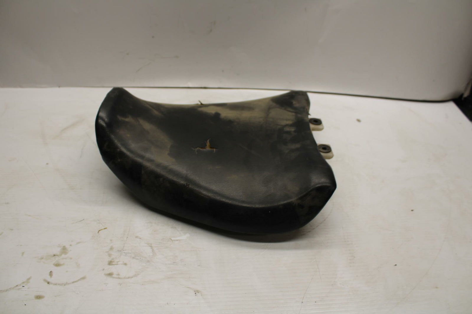93-96 SUZUKI GSXR750W FRONT DRIVERS SEAT  SADDLE PILLION 45100-17E00-58R BB266