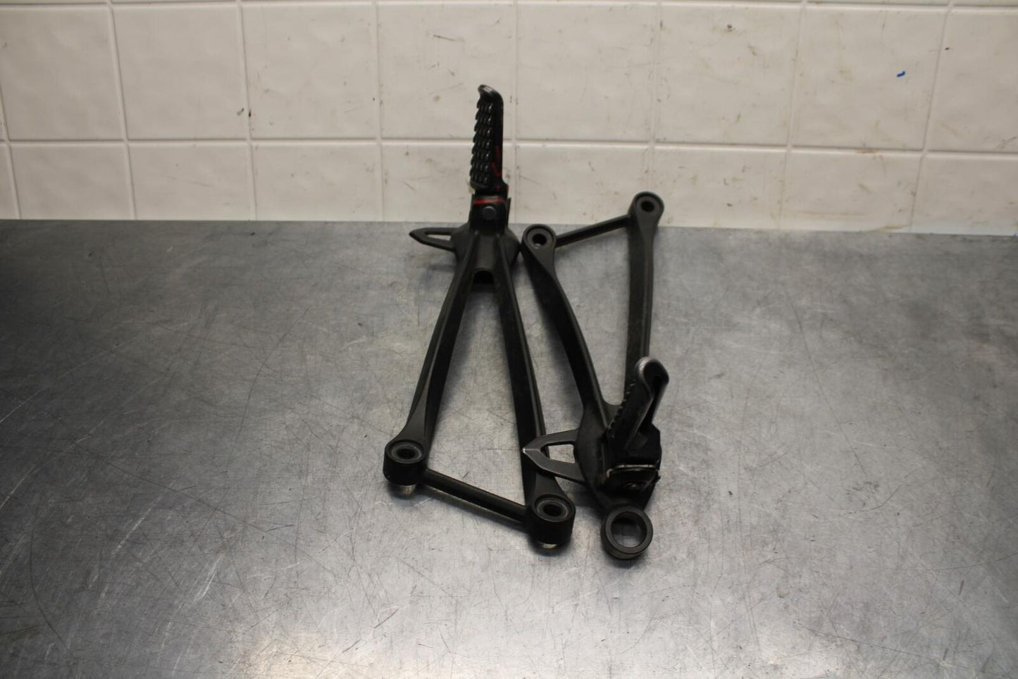 2011 Kawasaki Ninja ZX6R ZX600R RIGHT LEFT PASSENGER FOOT PEGS   BB587