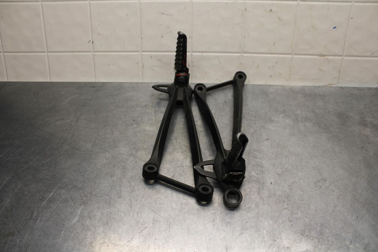 2011 Kawasaki Ninja ZX6R ZX600R RIGHT LEFT PASSENGER FOOT PEGS   BB587