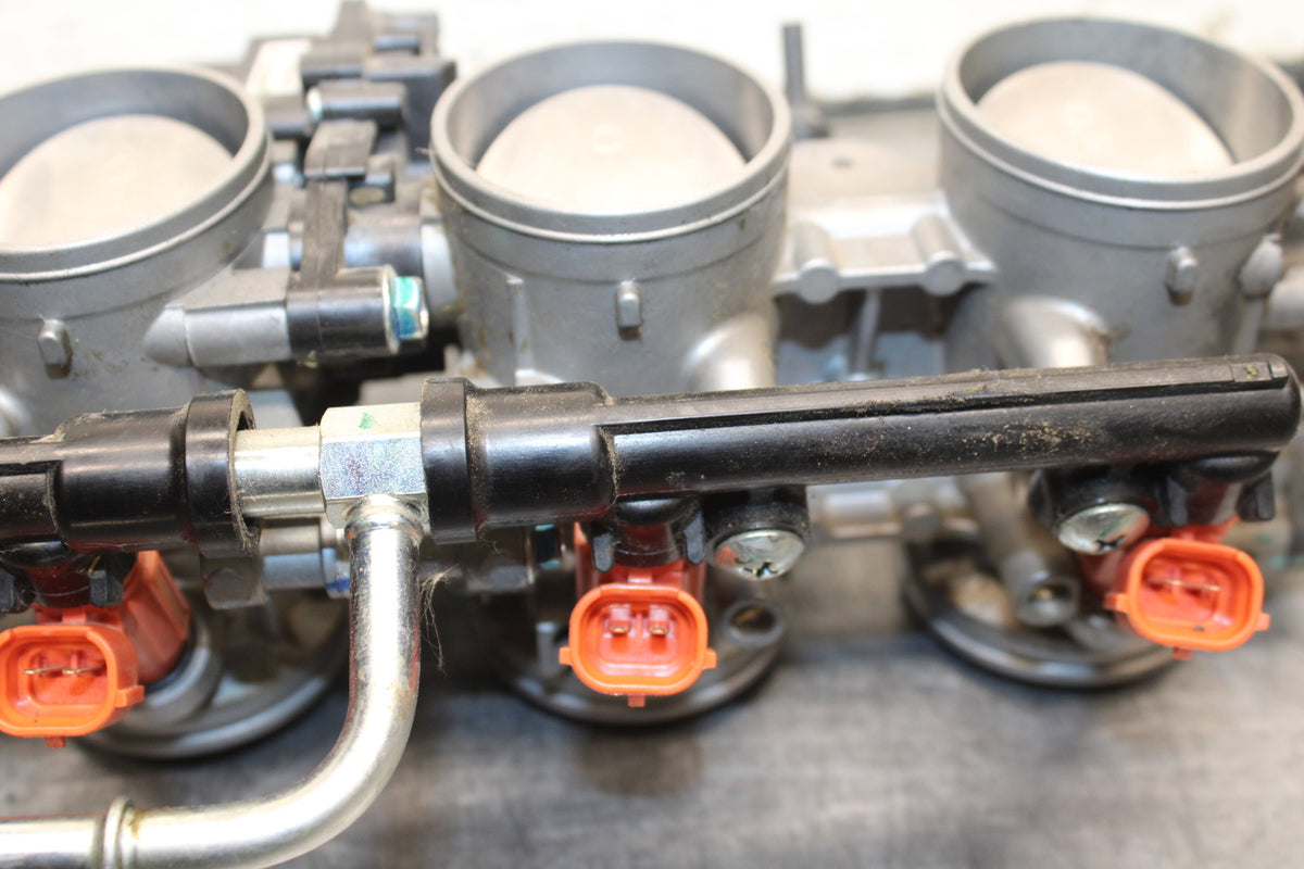 24-25 KAWASAKI NINJA ZX6R MAIN FUEL INJECTORS / THROTTLE BODIES BB726