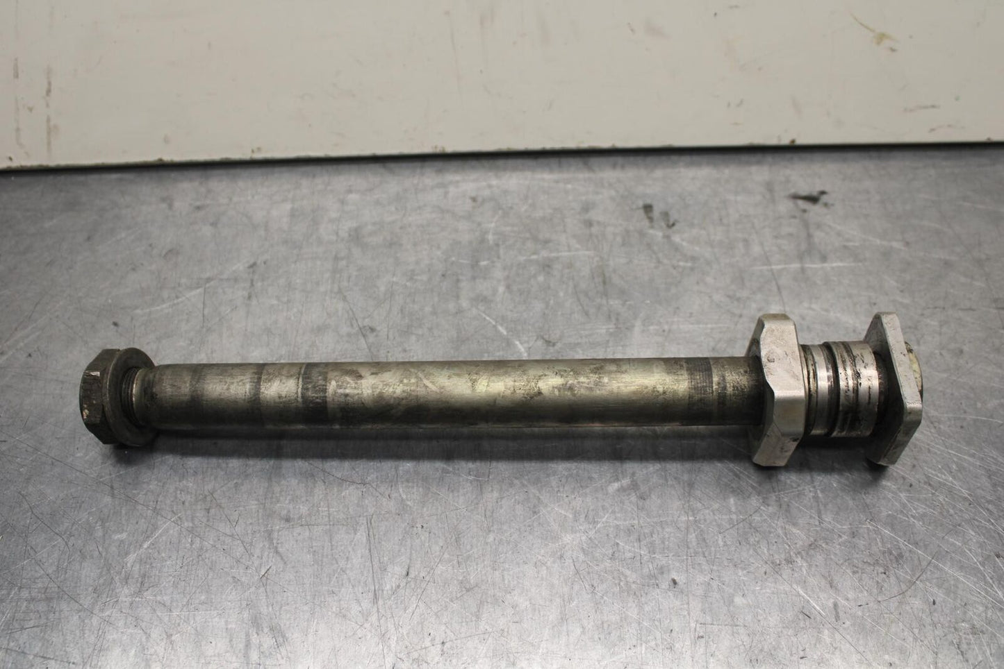 2007 Suzuki GSXR1000 REAR AXLE BACK WHEEL RIM PIVOT BOLT AXEL 64711-33E20 BB83