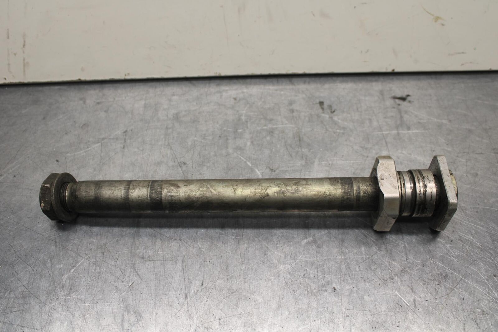 2007 Suzuki GSXR1000 REAR AXLE BACK WHEEL RIM PIVOT BOLT AXEL 64711-33E20 BB83