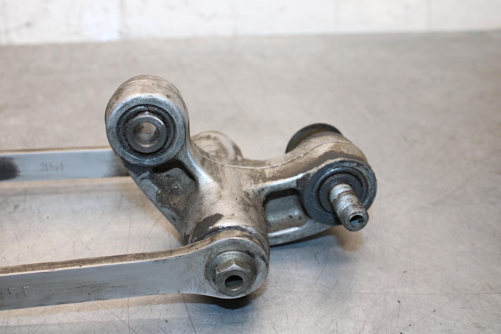 2001 Suzuki GSXR600 REAR DOGBONE SHOCK LINKAGE LINK 62600-35870 BB59