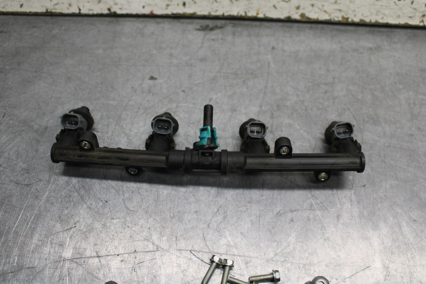 12-16 HONDA CBR1000RR SECONDARY FUEL INJECTORS TOP AIRBOX GAS RAIL BB114