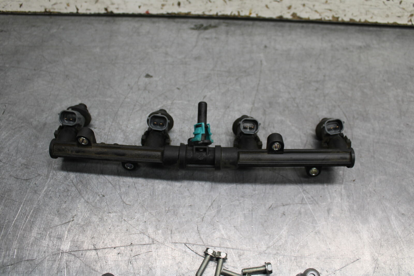 12-16 HONDA CBR1000RR SECONDARY FUEL INJECTORS TOP AIRBOX GAS RAIL BB114