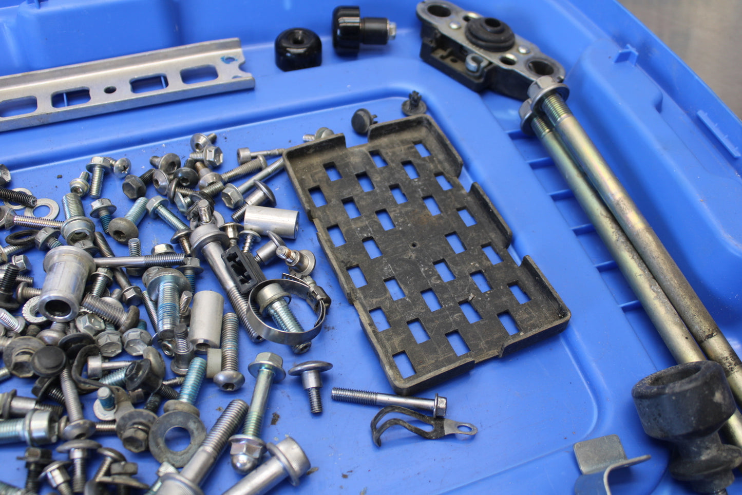 11 SUZUKI GSXR1000 MOUNTING BOLTS HARDWARE MOTOR SCREWS BB142