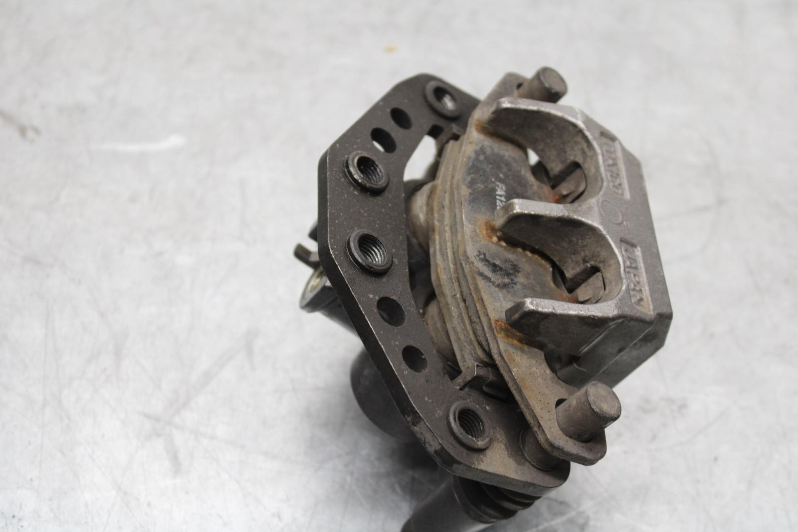 00-01 KAWASAKI ZZR600 REAR BACK BRAKE CALIPER W MOUNT BRACKET BB568