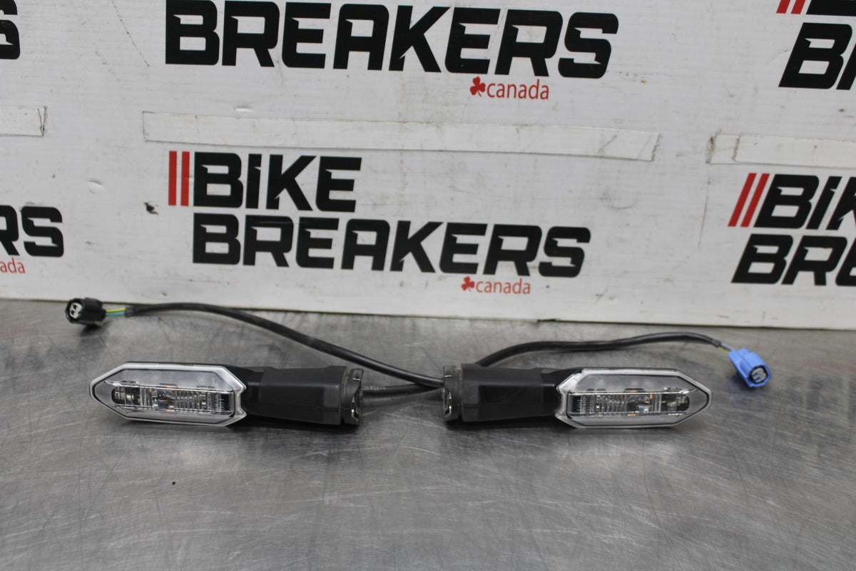 24-25 KAWASAKI NINJA ZX6R REAR LEFT RIGHT TURN SIGNALS LIGHT INDICATORS BB939