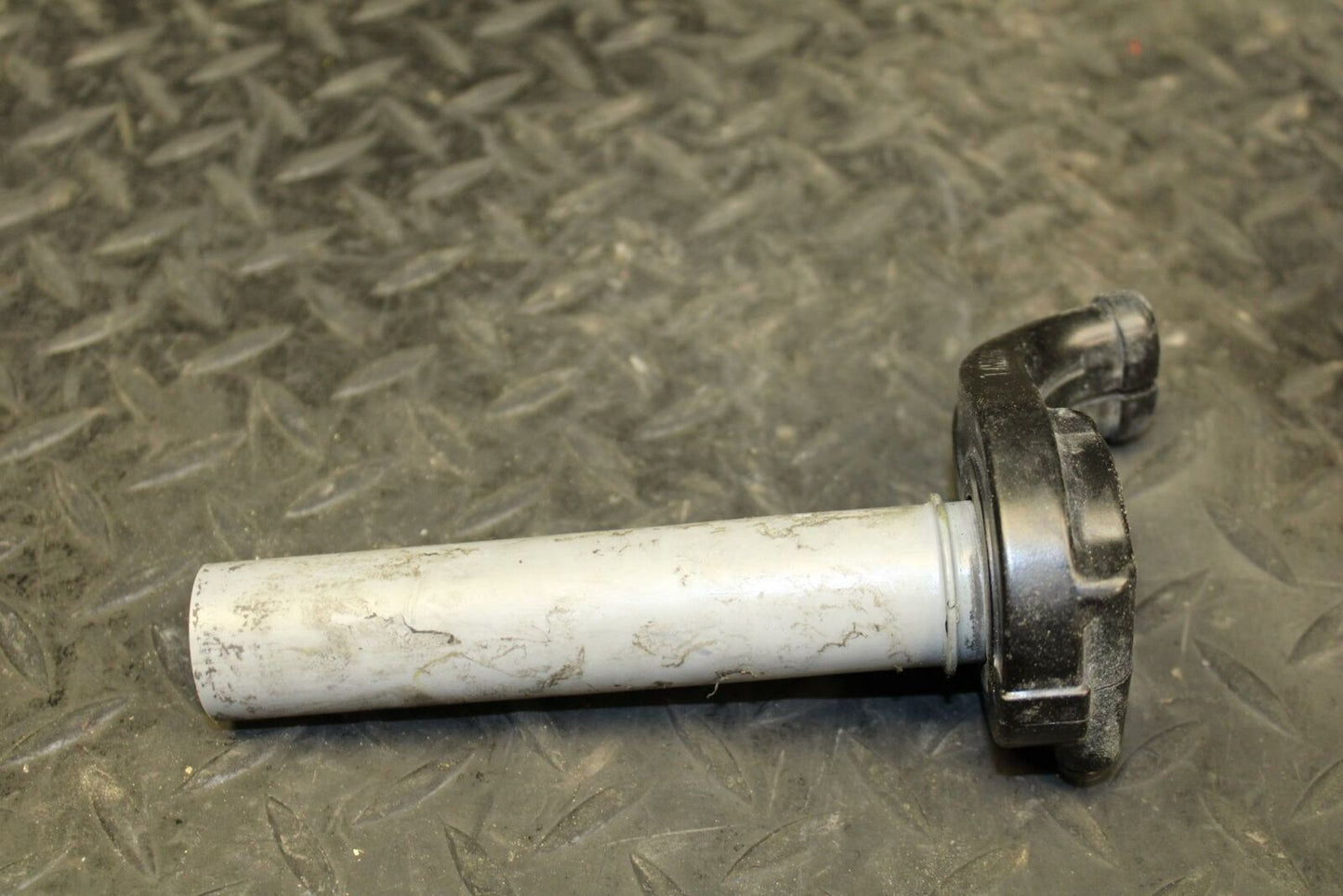 06-07 KAWASAKI NINJA ZX10R THROTTLE CABLE LINE HOUSING GUIDE 32099-1193 BB186