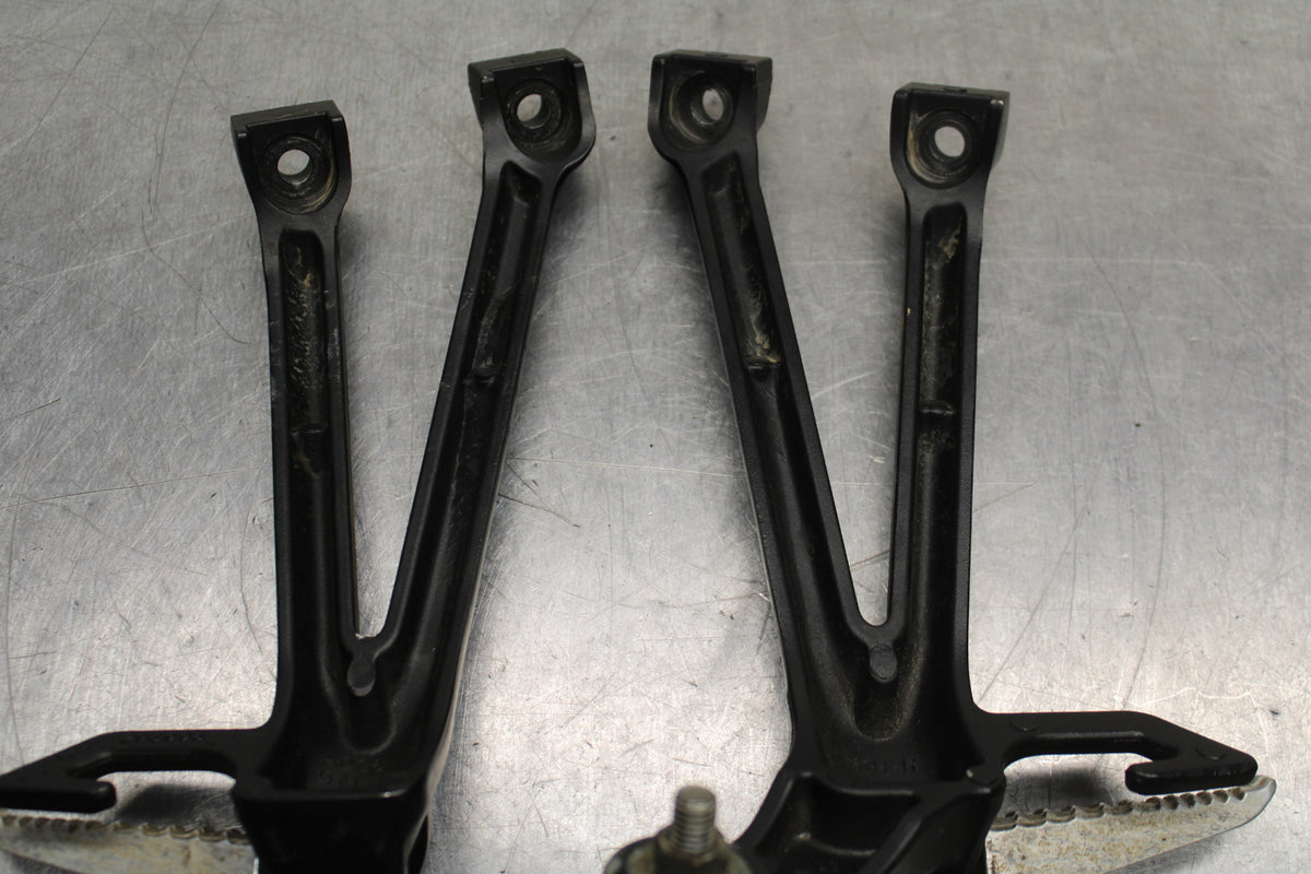 09 SUZUKI GSXR600 REAR BACK PASSENGER PEG SET PAIR BB759