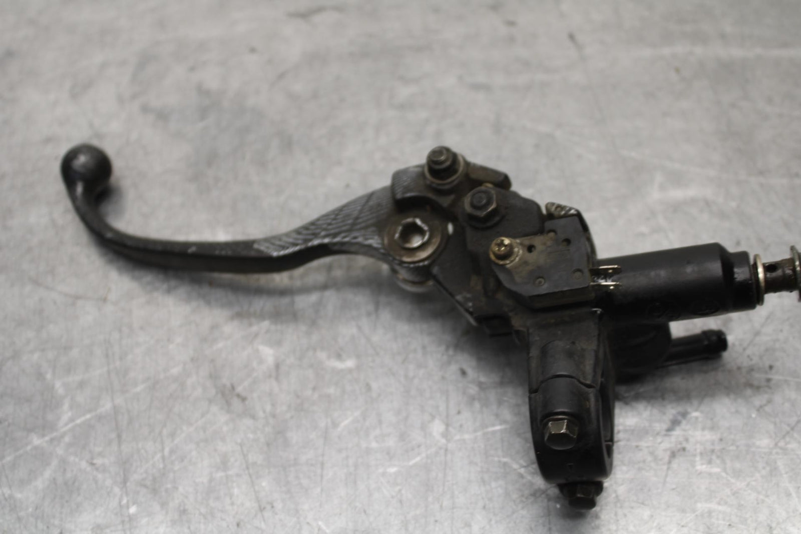 01-03 SUZUKI GSXR600 FRONT BRAKE MASTER CYLINDER w/ LEVER 57300-33E01 BB633