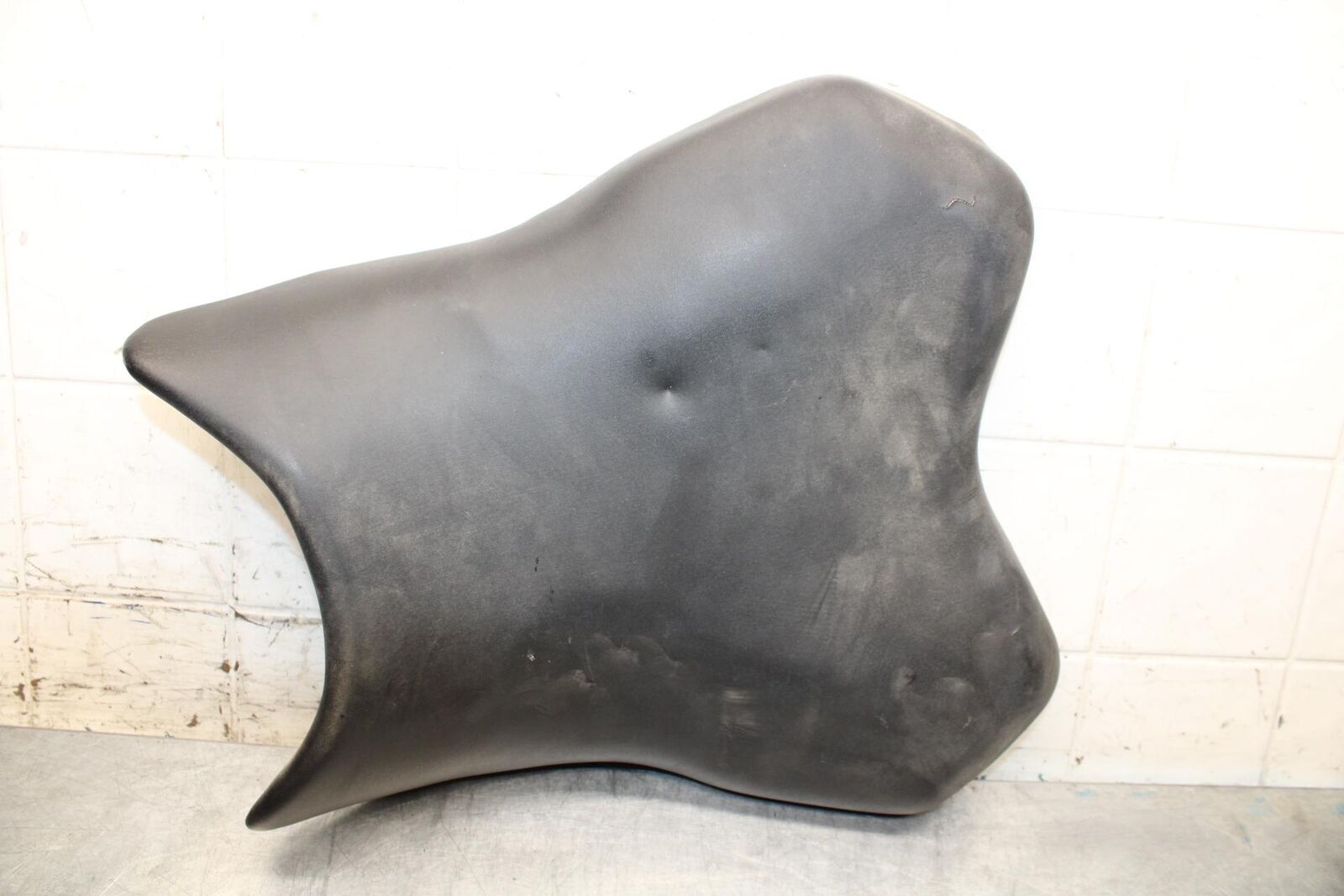 2006 Yamaha YZF R6 FRONT DRIVERS SEAT PAD SADDLE PILLION 2C0-24710-00-00 BB560