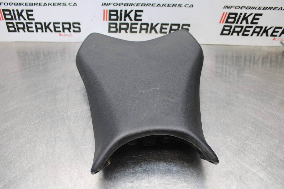 21-23 KAWASAKI NINJA ZX6R FRONT DRIVERS SEAT PAD SADDLE PILLION BB179