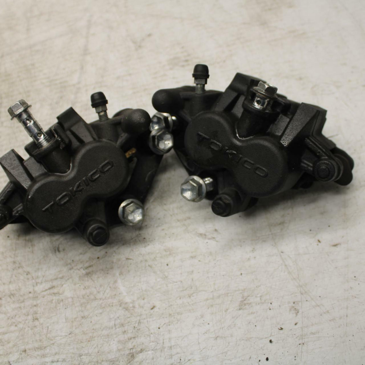 15-16 SUZUKI GSXS750 RIGHT LEFT FRONT BRAKE CALIPER SET PAIR CALIPERS BB374