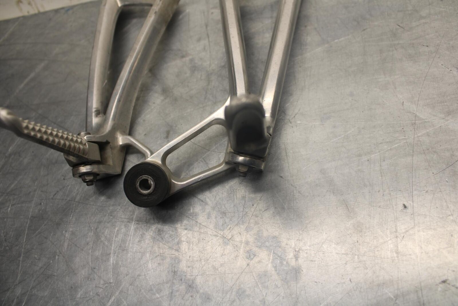 05 YAMAHA YZF R6S REAR BACK PASSENGER PEG SET PAIR BB462