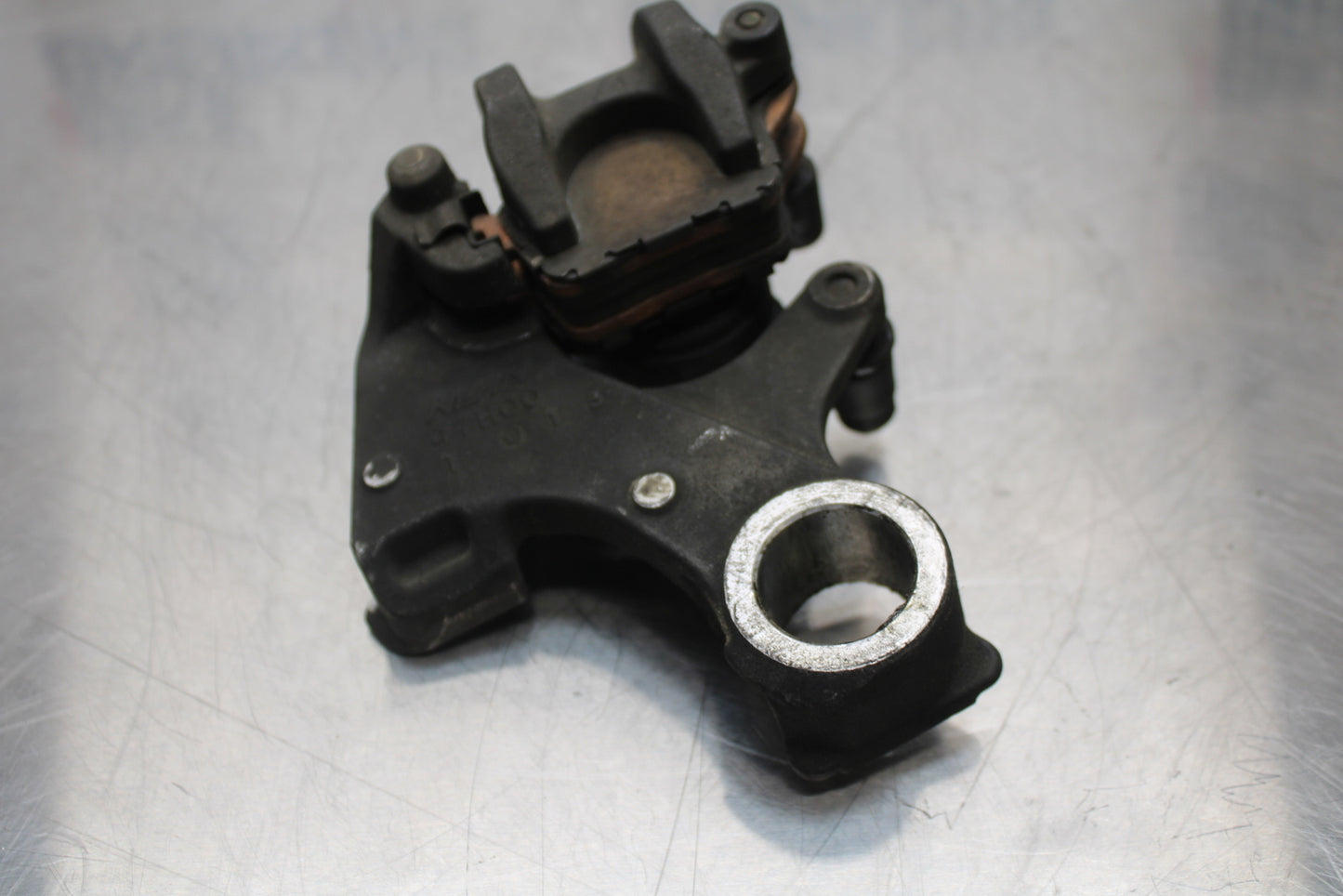 11 SUZUKI GSXR1000 REAR BACK BRAKE CALIPER W MOUNT BRACKET BB142 