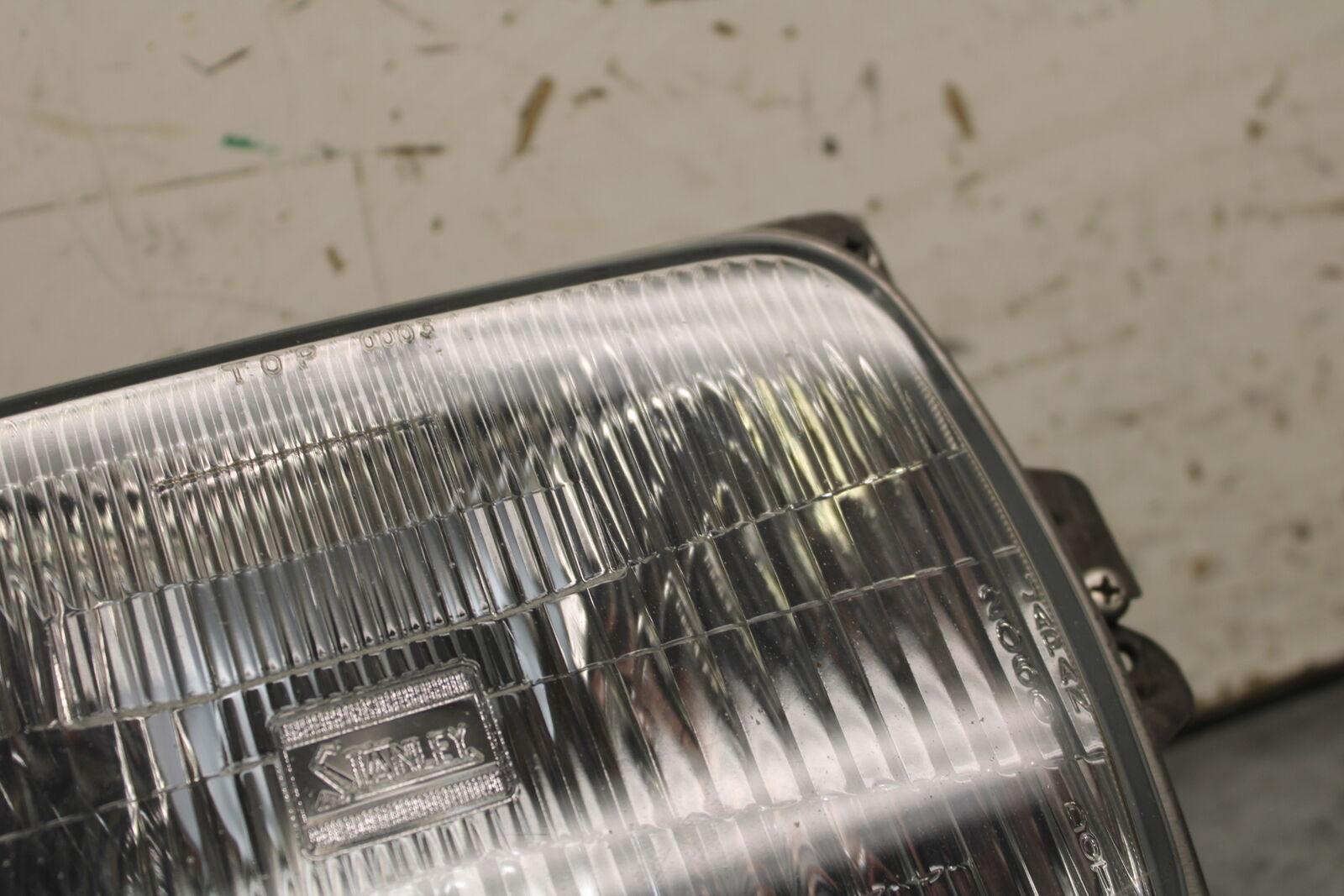 84 HONDA INTERCEPTOR 750 VF750F FRONT HEADLIGHT HEAD LIGHT LAMP BB108