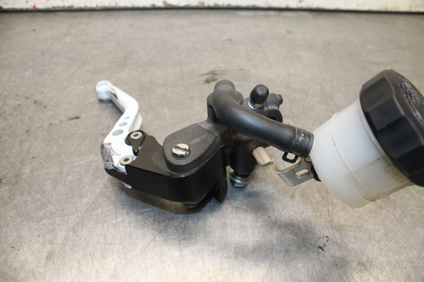 08-09 SUZUKI GSXR600 FRONT BRAKE MASTER CYLINDER w/ LEVER BB728