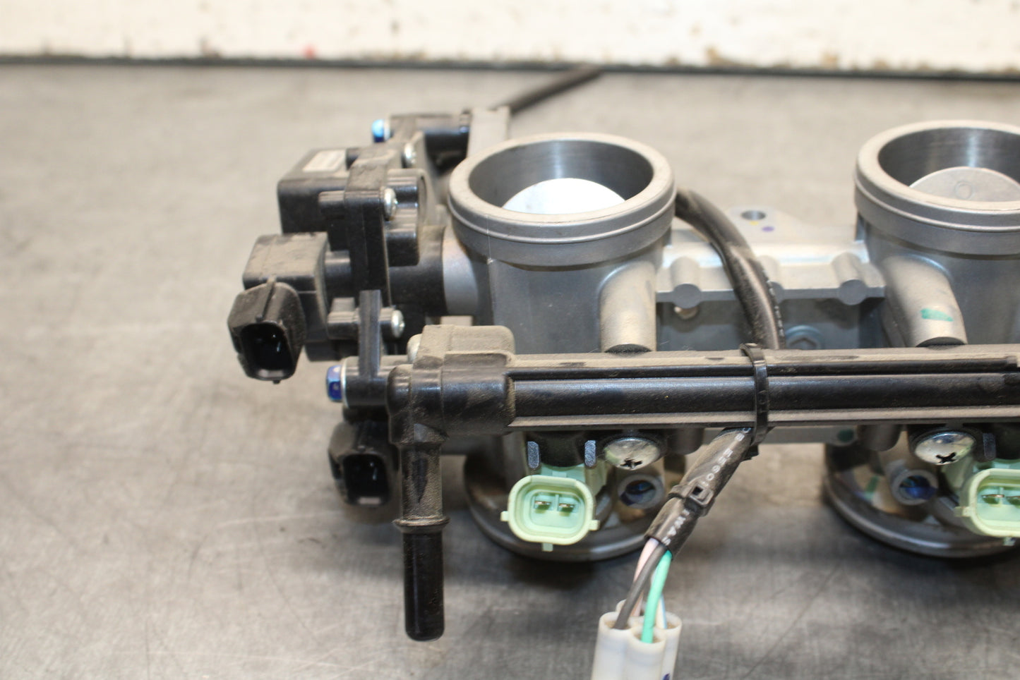 18-24 KAWASAKI NINJA 650 MAIN FUEL INJECTORS / THROTTLE BODIES BB725