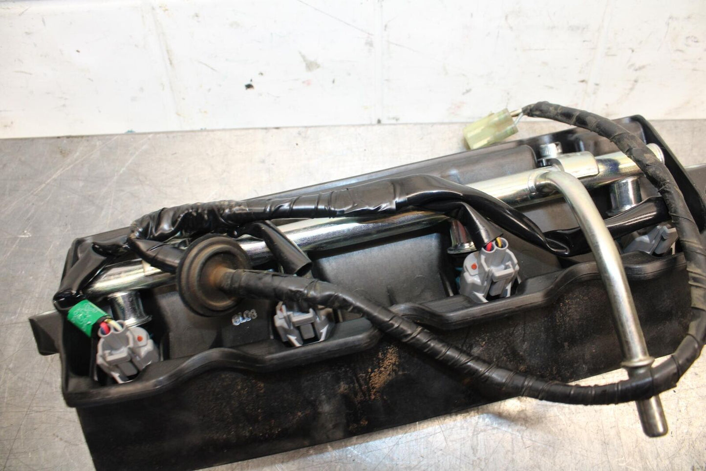 07 YAMAHA YZF R6 2c0 SECONDARY FUEL INJECTORS TOP AIRBOX GAS RAIL BB75
