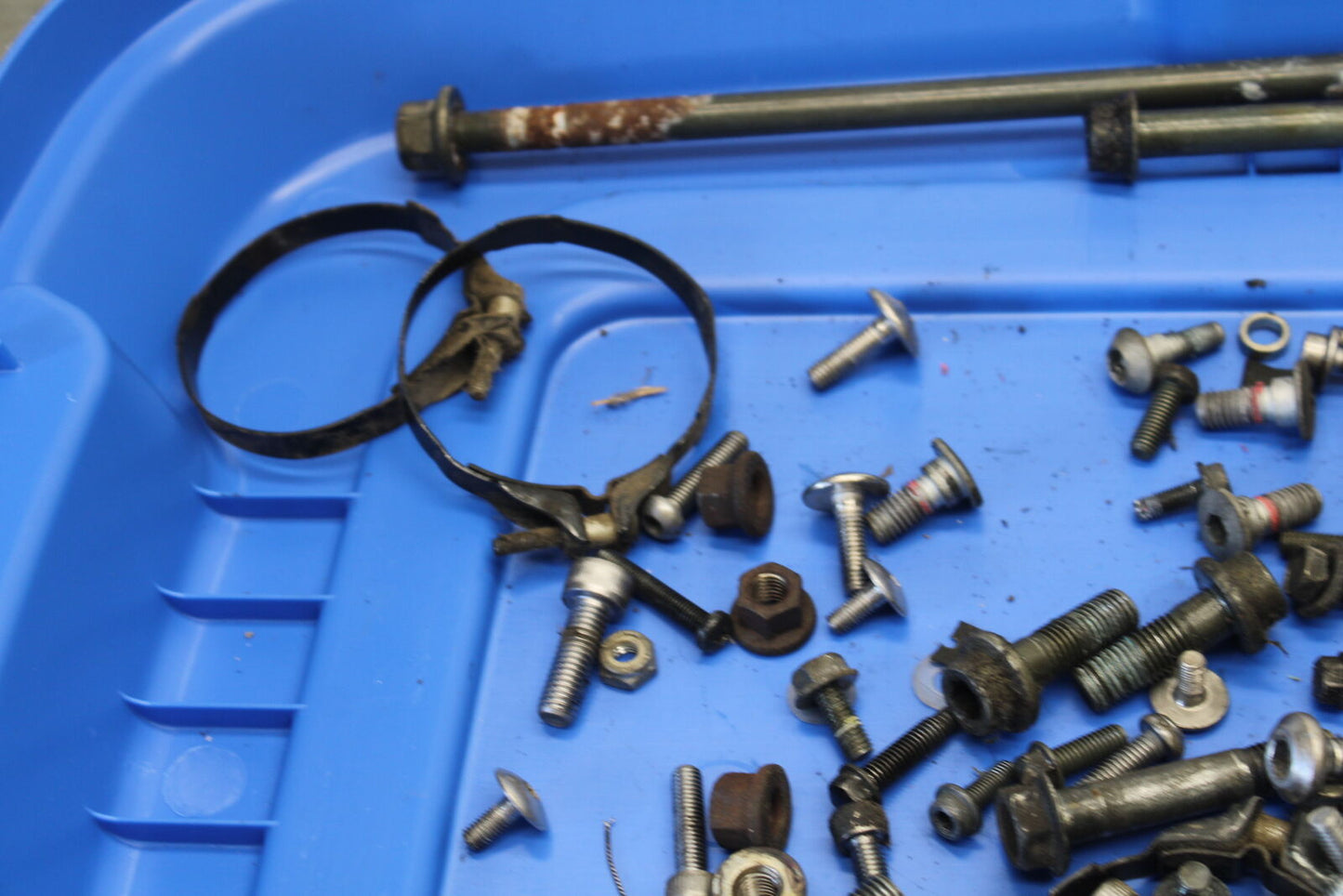 08-09 YAMAHA YZF R6S MOUNTING BOLTS HARDWARE MOTOR SCREWS BB690