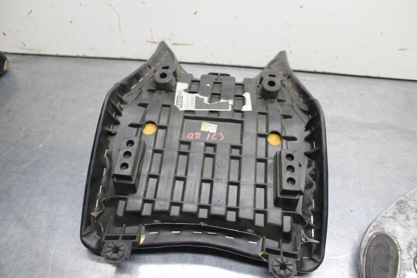 11-19 HONDA CBR125R FRONT DRIVERS SEAT PAD SADDLE BB102