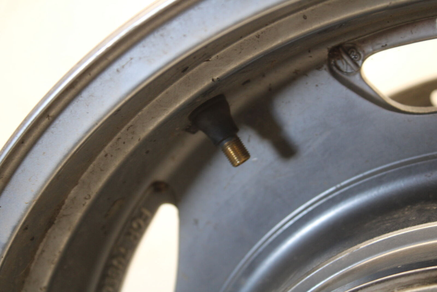 05-09 SUZUKI BOULEVARD C90 REAR WHEEL BACK RIM BB692