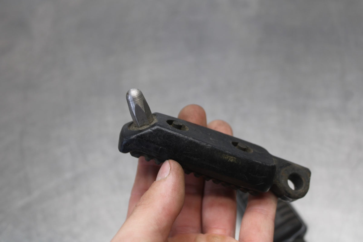 09-17 HARLEY-DAVIDSON V-ROD FRONT FOOT RESTS PEGS STEPS SET PAIR BB886