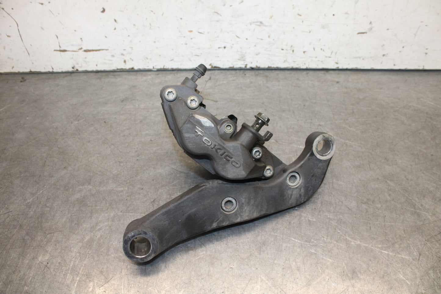 05-09 SUZUKI BOULEVARD C90 REAR BACK BRAKE CALIPER W MOUNT BRACKET BB692