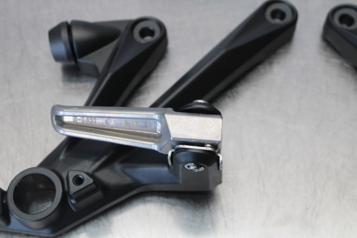 23-24 KAWASAKI NINJA ZX14R REAR BACK PASSENGER PEG SET PAIR BB169