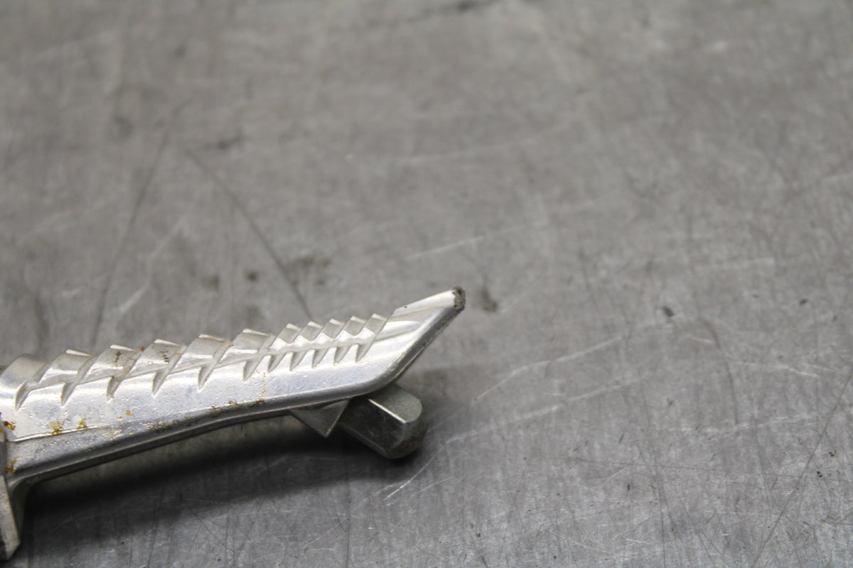 06-07 SUZUKI GSXR750 RIGHT FRONT FOOT REST PEG STEP BB110