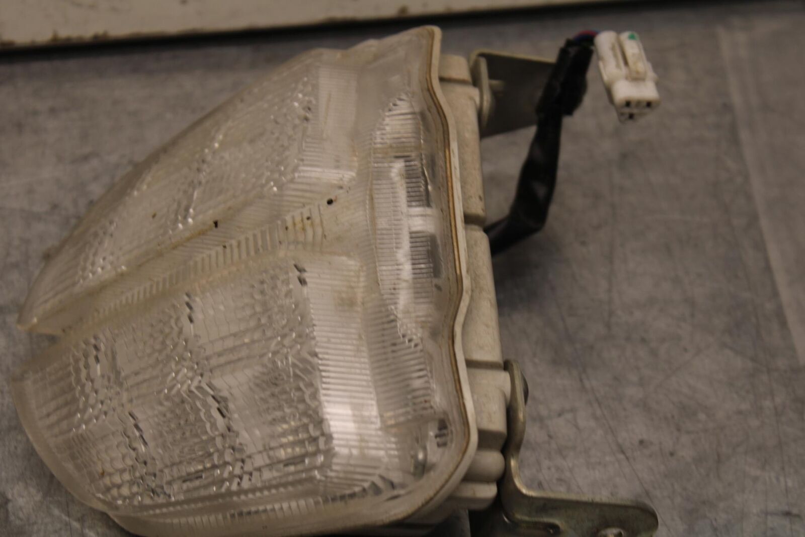 06-07 SUZUKI GSXR 600 REAR TAIL TAILLIGHT BACK BRAKE LIGHT BB104