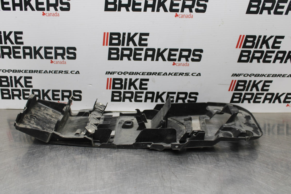 08-10 SUZUKI GSXR 600 REAR BACK TAIL UNDERTAIL BATTERY TRAY PLASTIC BB765